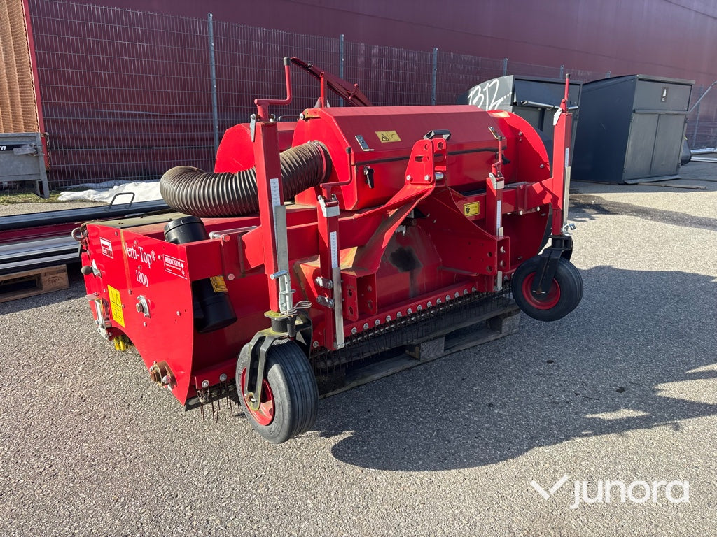 Konstgräsrengörare - Redexim VT 1800