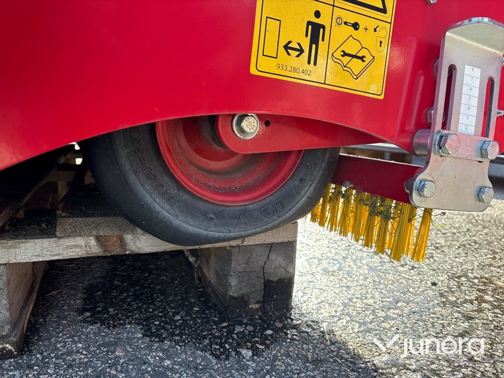 Konstgräsrengörare - Redexim VT 1800