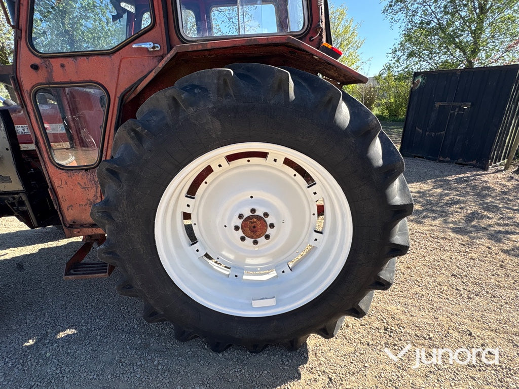 Traktor International 674 65hk