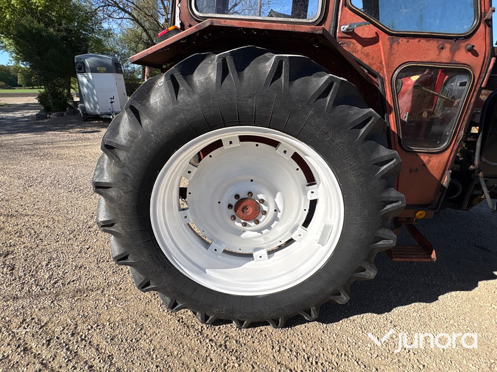 Traktor International 674 65hk