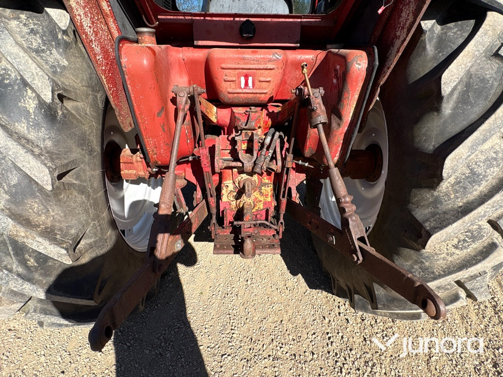 Traktor International 674 65hk