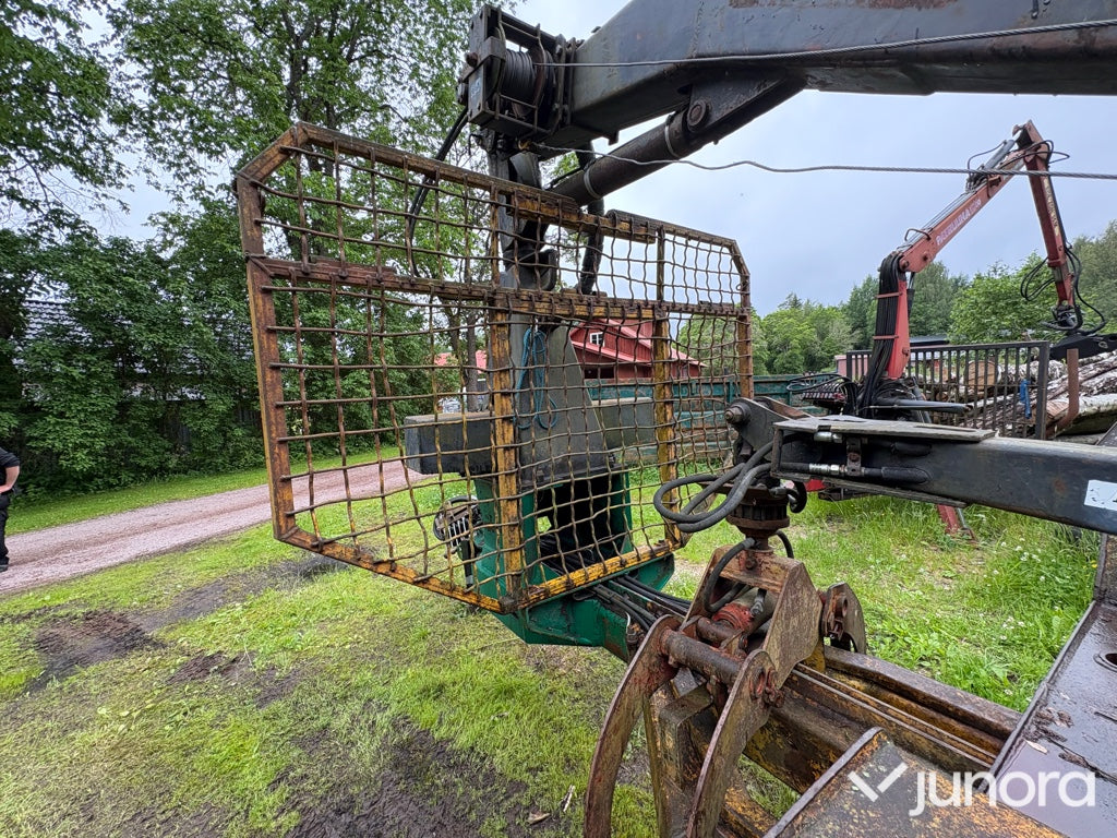 Skogsvagn med kran