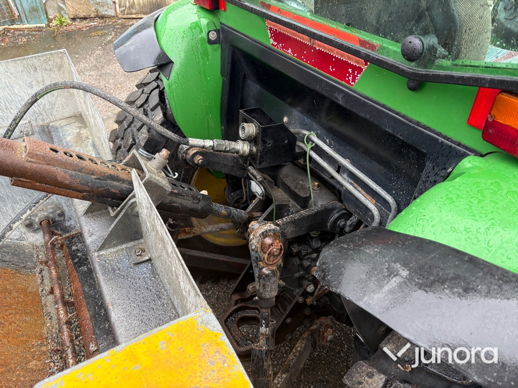Traktor med vikplog och sandspridare John Deere 4520