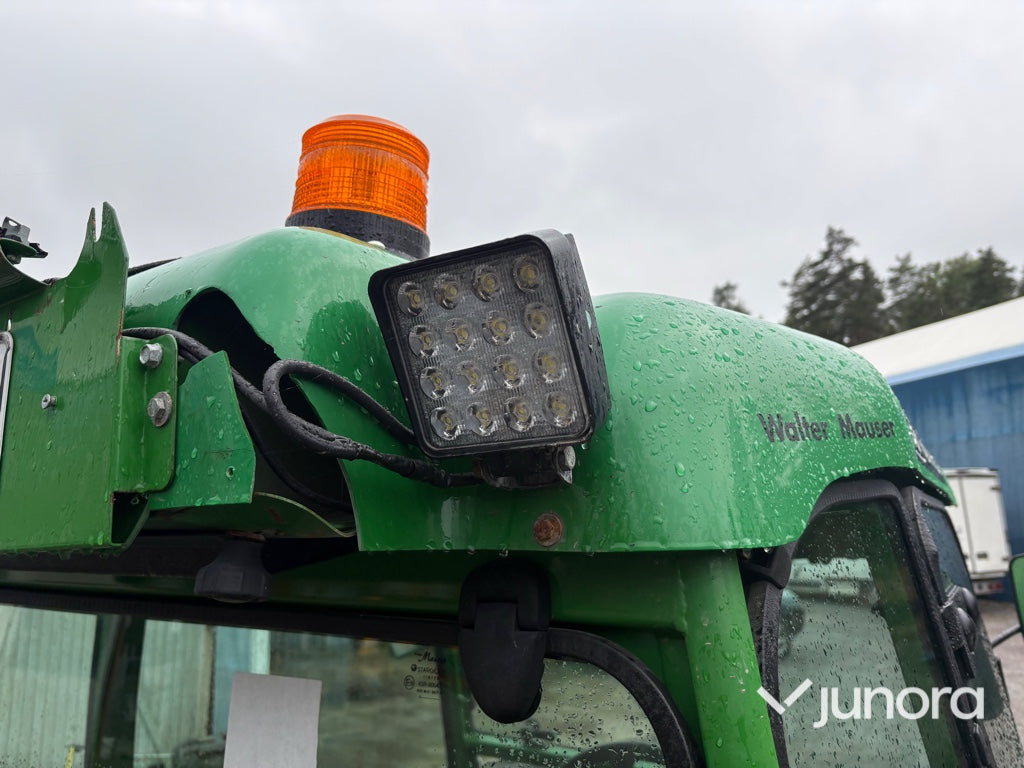 Traktor med vikplog och sandspridare John Deere 4520