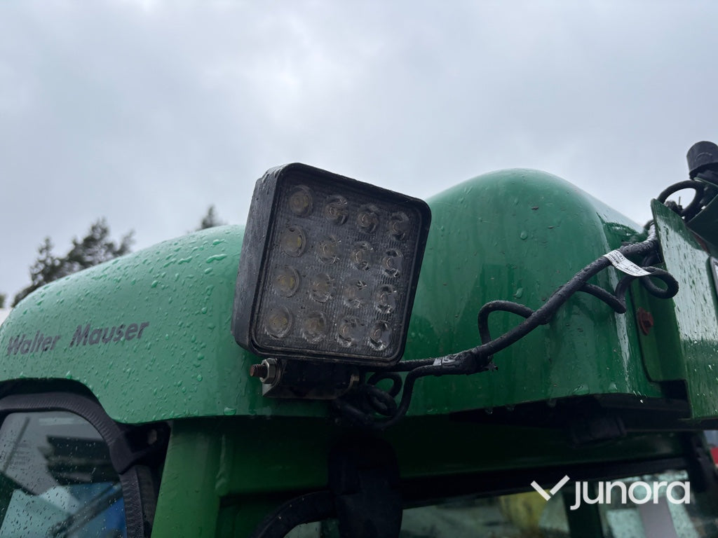 Traktor med vikplog och sandspridare John Deere 4520
