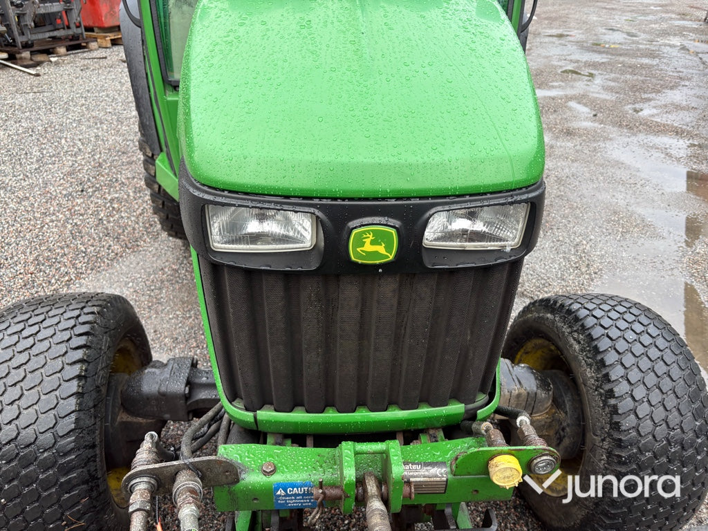Traktor med vikplog och sandspridare John Deere 4520