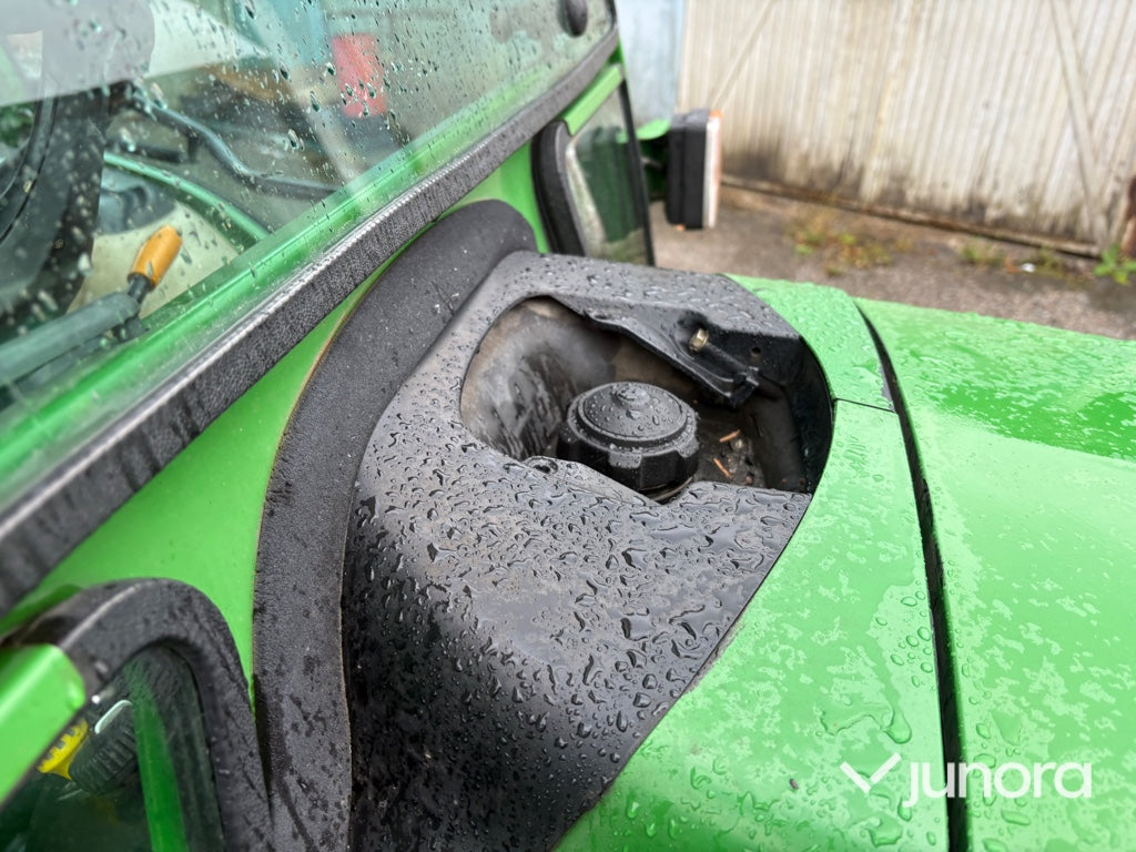 Traktor med vikplog och sandspridare John Deere 4520