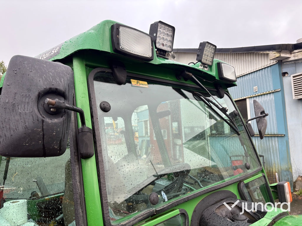 Traktor med vikplog och sandspridare John Deere 4520