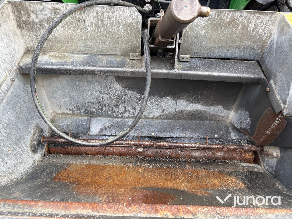 Traktor med vikplog och sandspridare John Deere 4520
