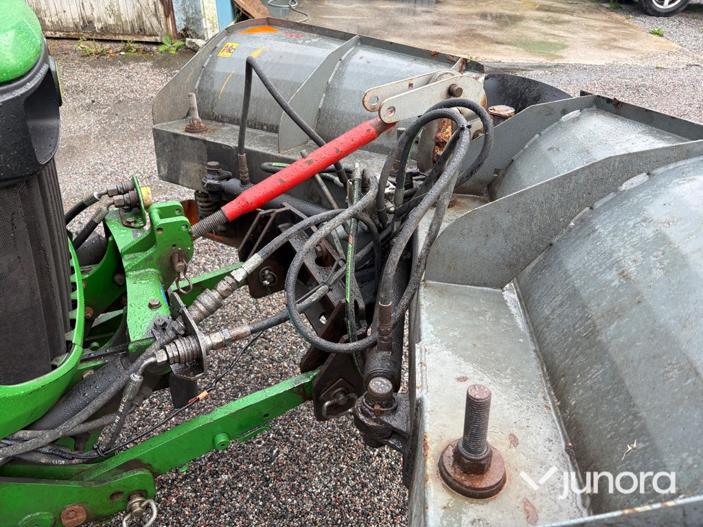 Traktor med vikplog och sandspridare John Deere 4520