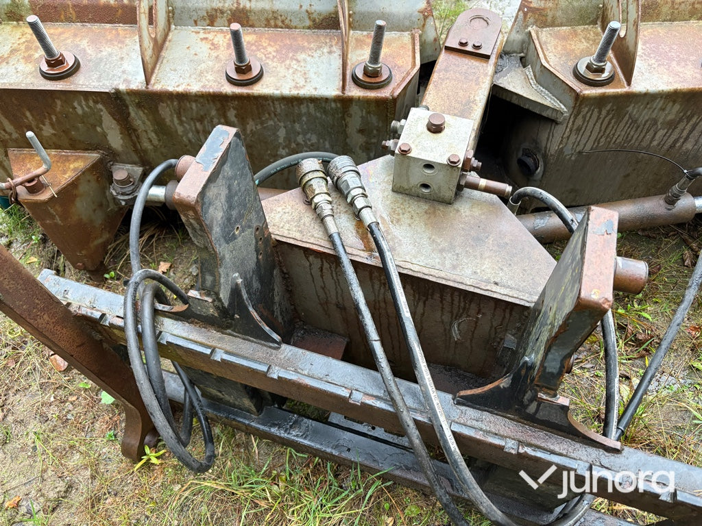 Hydraulisk vikplog med Stora BM-fäste