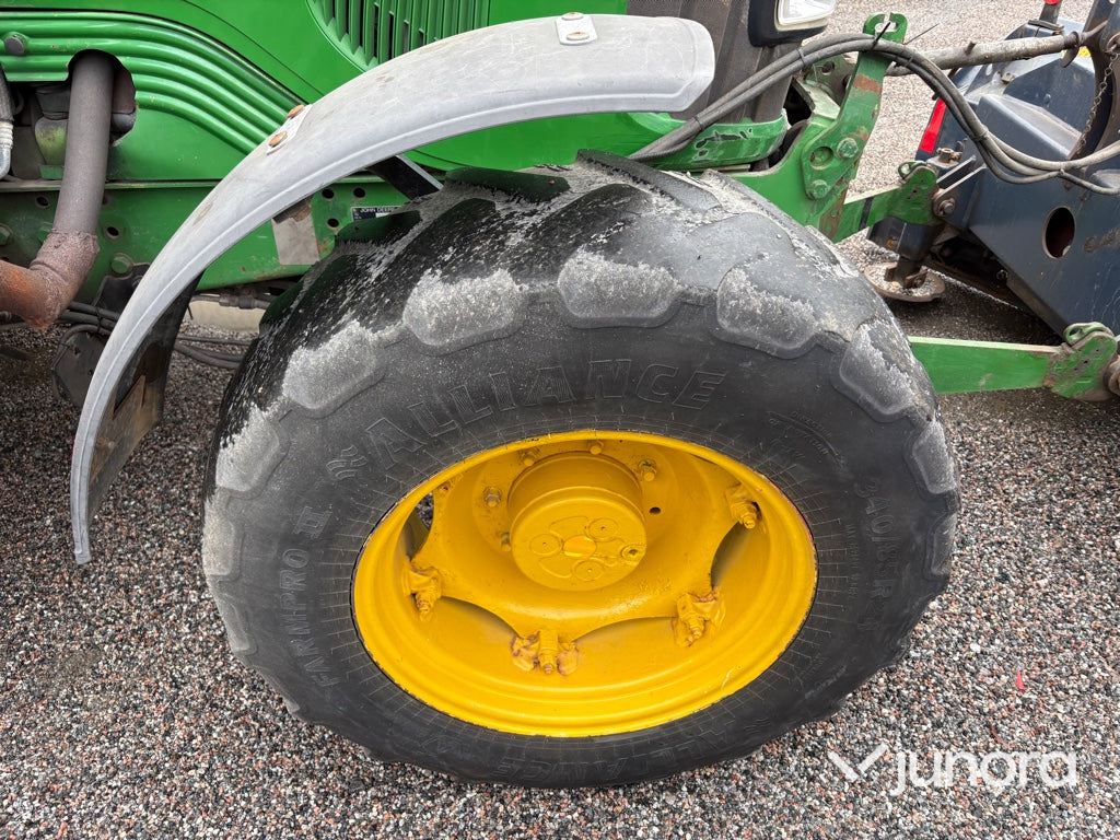 Traktor John Deere 5620 med vikplog och sandspridare