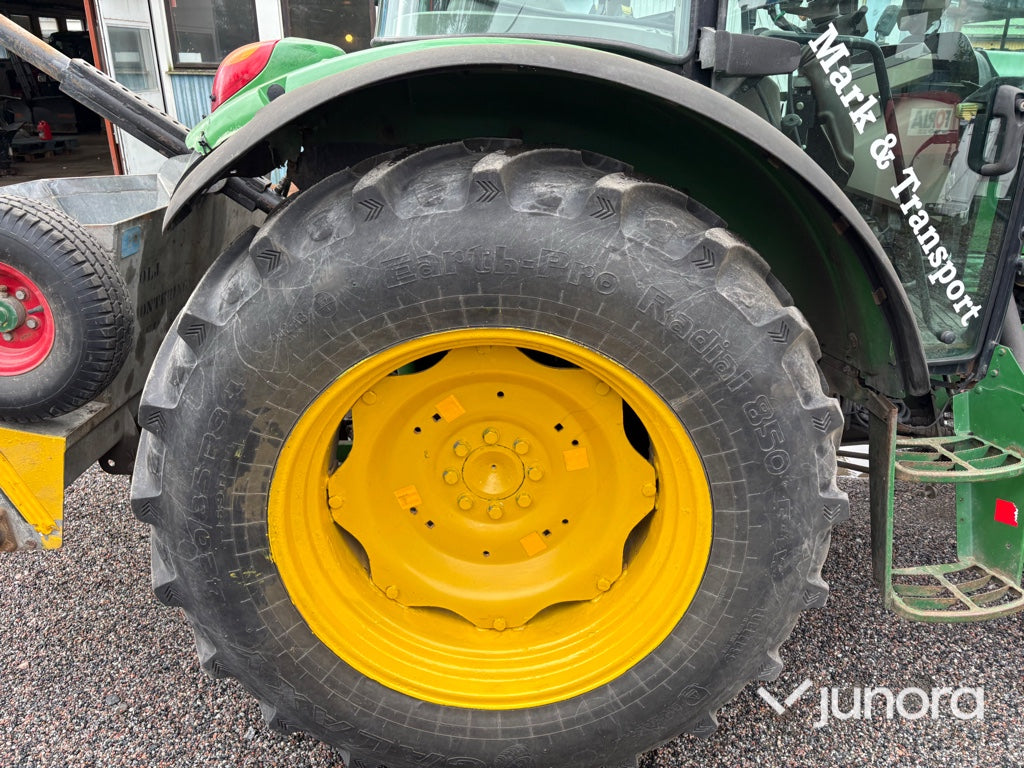 Traktor John Deere 5620 med vikplog och sandspridare