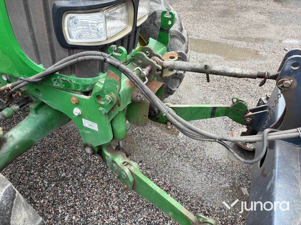 Traktor John Deere 5620 med vikplog och sandspridare