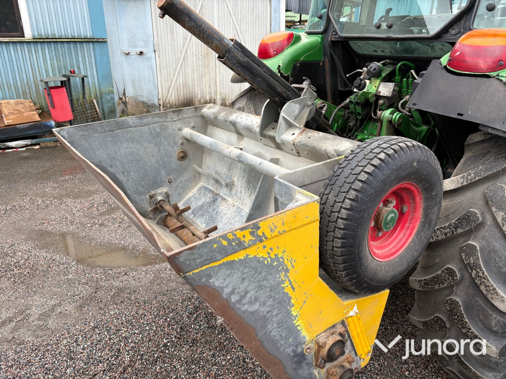 Traktor John Deere 5620 med vikplog och sandspridare