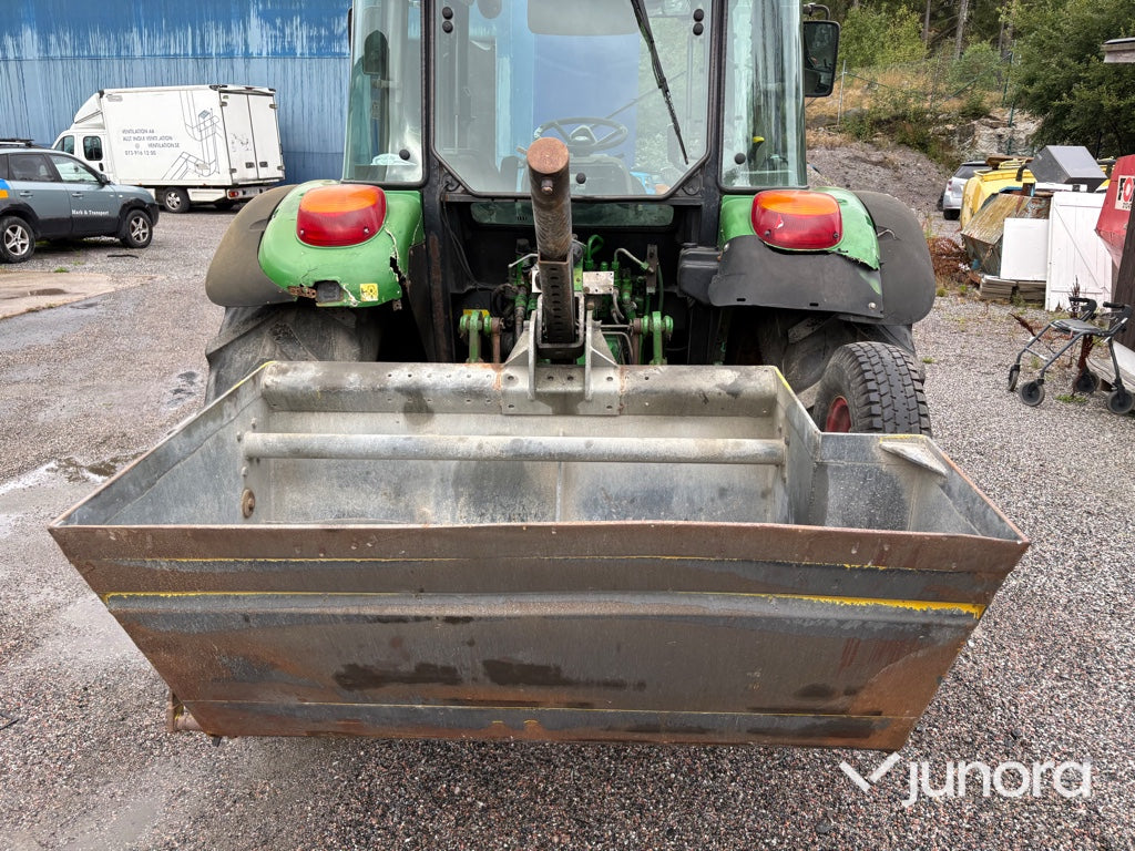 Traktor John Deere 5620 med vikplog och sandspridare