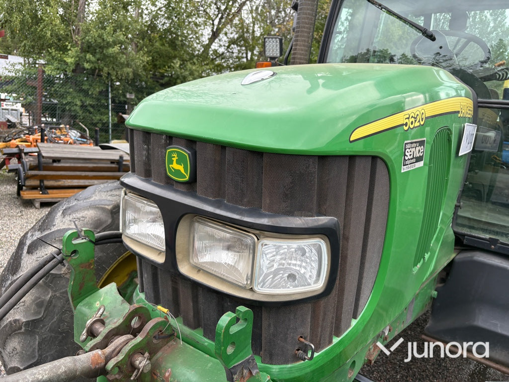 Traktor John Deere 5620 med vikplog och sandspridare