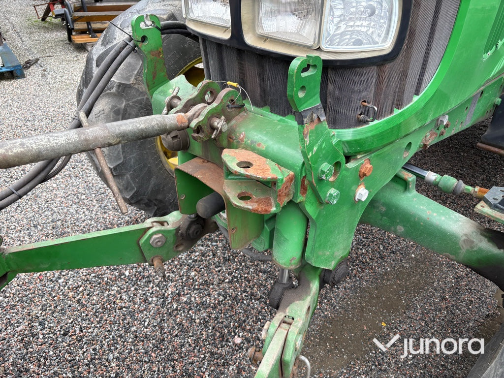 Traktor John Deere 5620 med vikplog och sandspridare