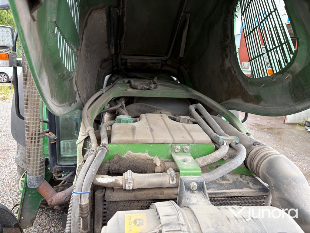Traktor John Deere 5620 med vikplog och sandspridare