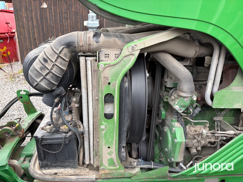 Traktor John Deere 5620 med vikplog och sandspridare