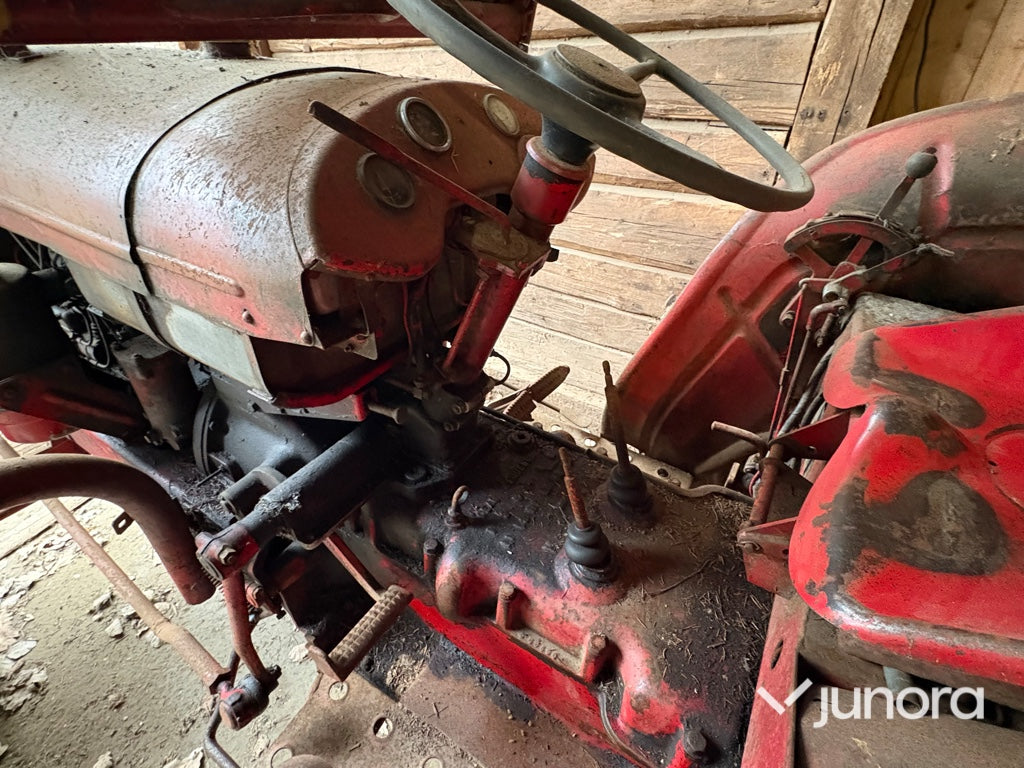 Traktor - Davis Brown, 900, Med vagn och kran