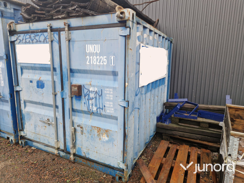 Container 8 fot – säljes med innehåll