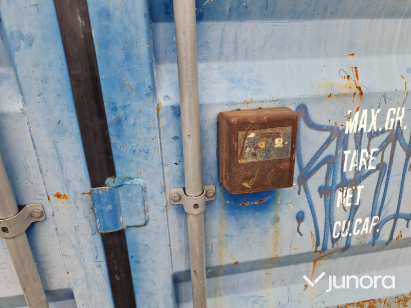 Container 8 fot – säljes med innehåll