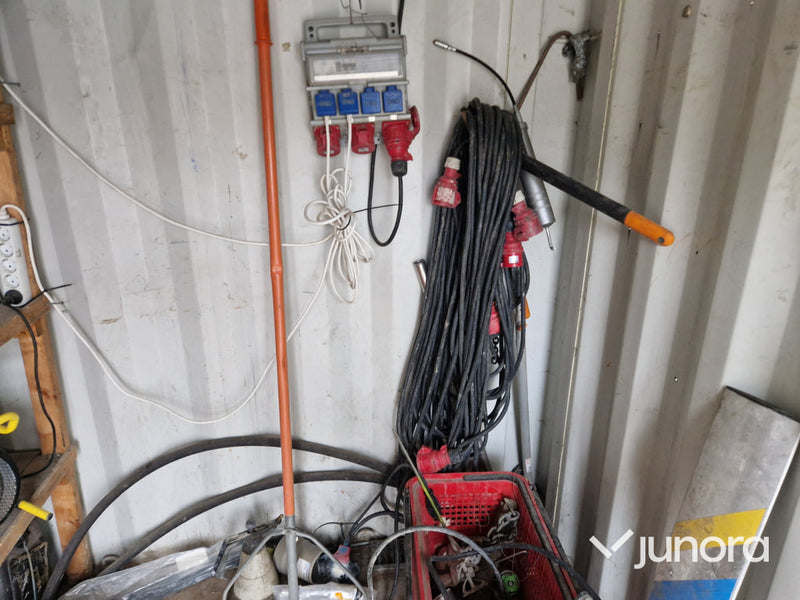 Container 8 fot – säljes med innehåll