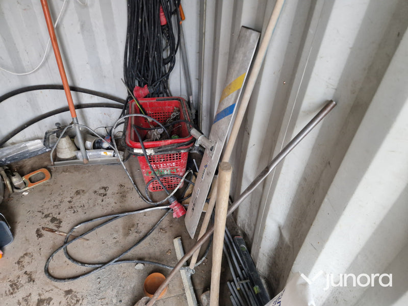 Container 8 fot – säljes med innehåll