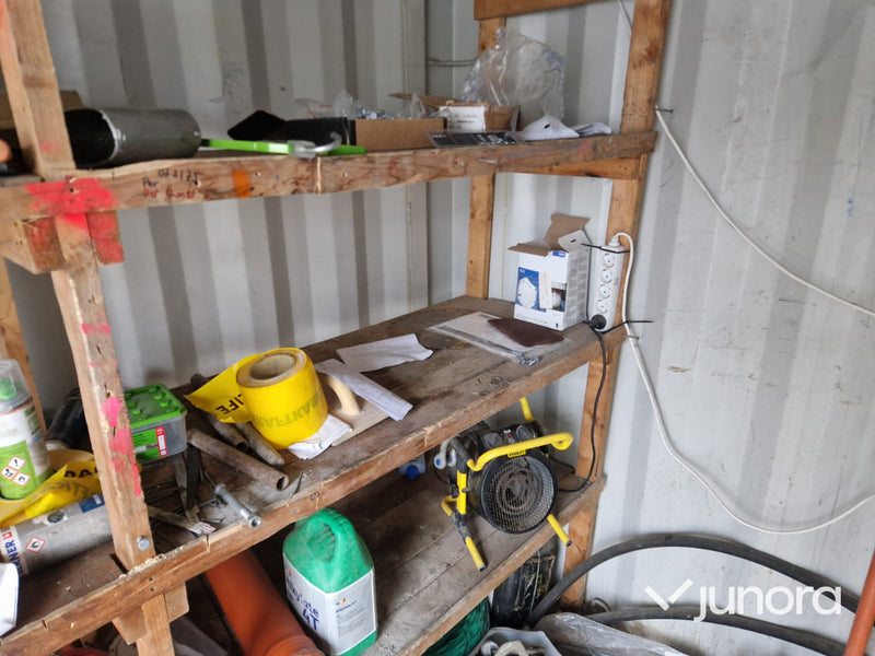 Container 8 fot – säljes med innehåll