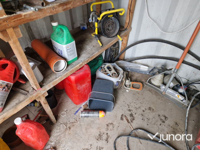 Container 8 fot – säljes med innehåll