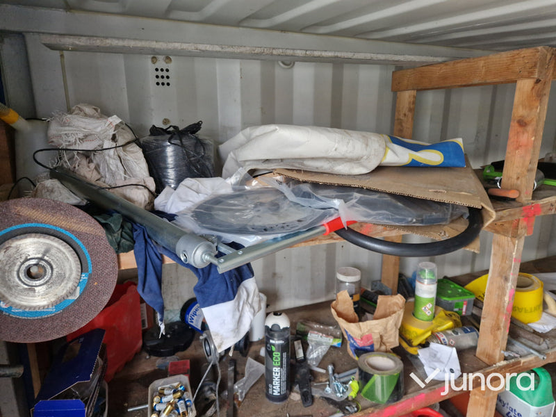 Container 8 fot – säljes med innehåll