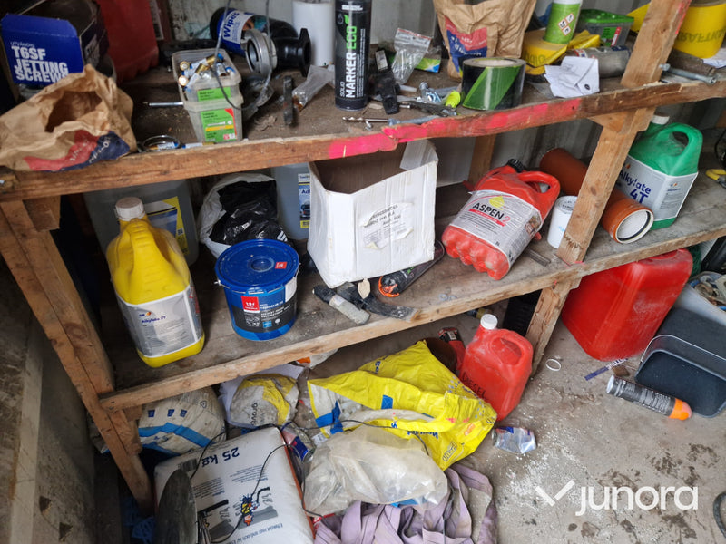 Container 8 fot – säljes med innehåll