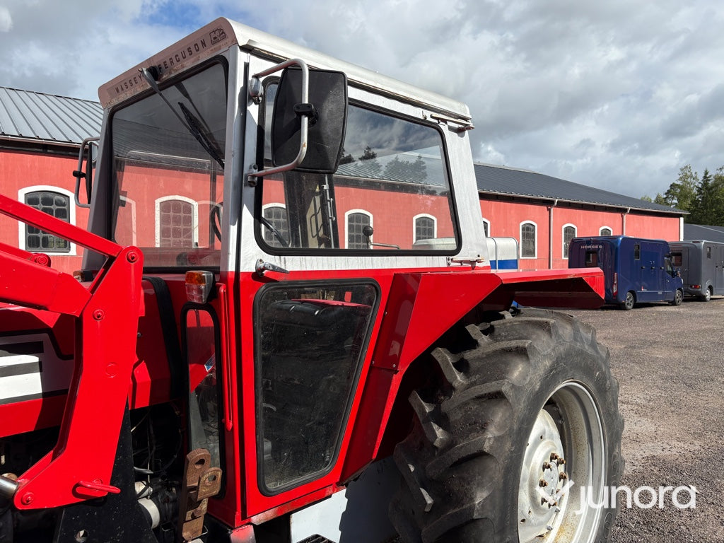 Lastartraktor Massey Ferguson 590