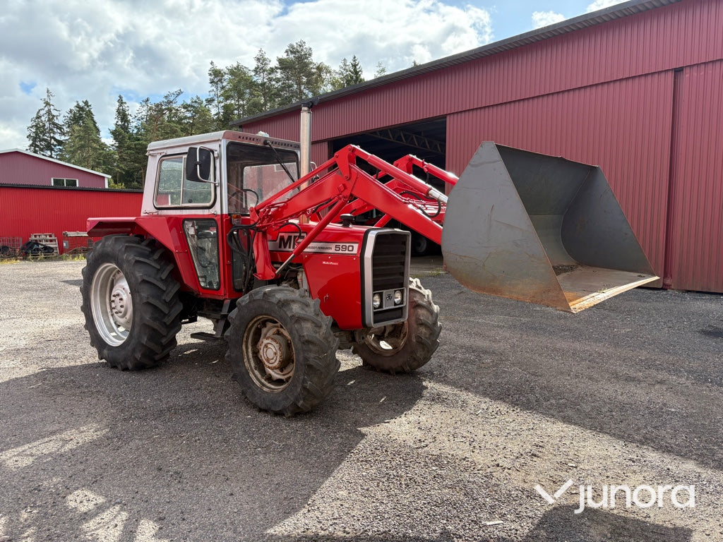 Lastartraktor Massey Ferguson 590