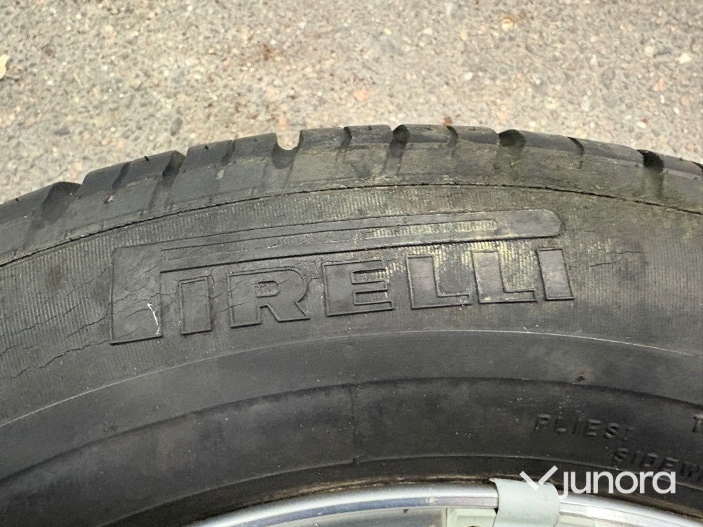 Däck med fälg – 225/55R16 Pirelli