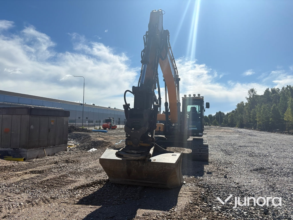 Grävmaskin Hyundai HX220L med tiltrotator och redskap