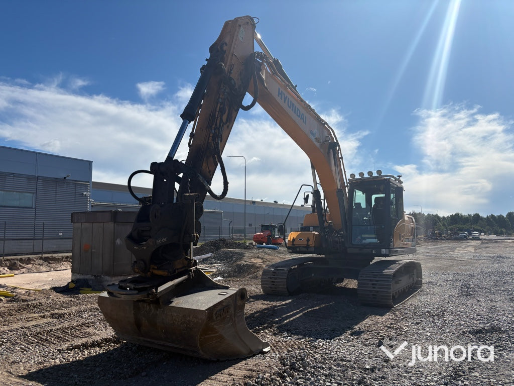 Grävmaskin Hyundai HX220L med tiltrotator och redskap