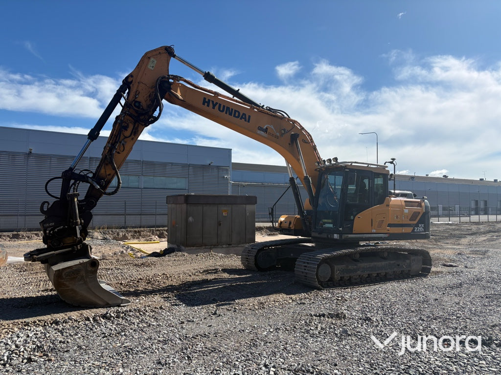 Grävmaskin Hyundai HX220L med tiltrotator och redskap