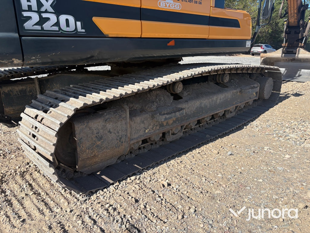 Grävmaskin Hyundai HX220L med tiltrotator och redskap