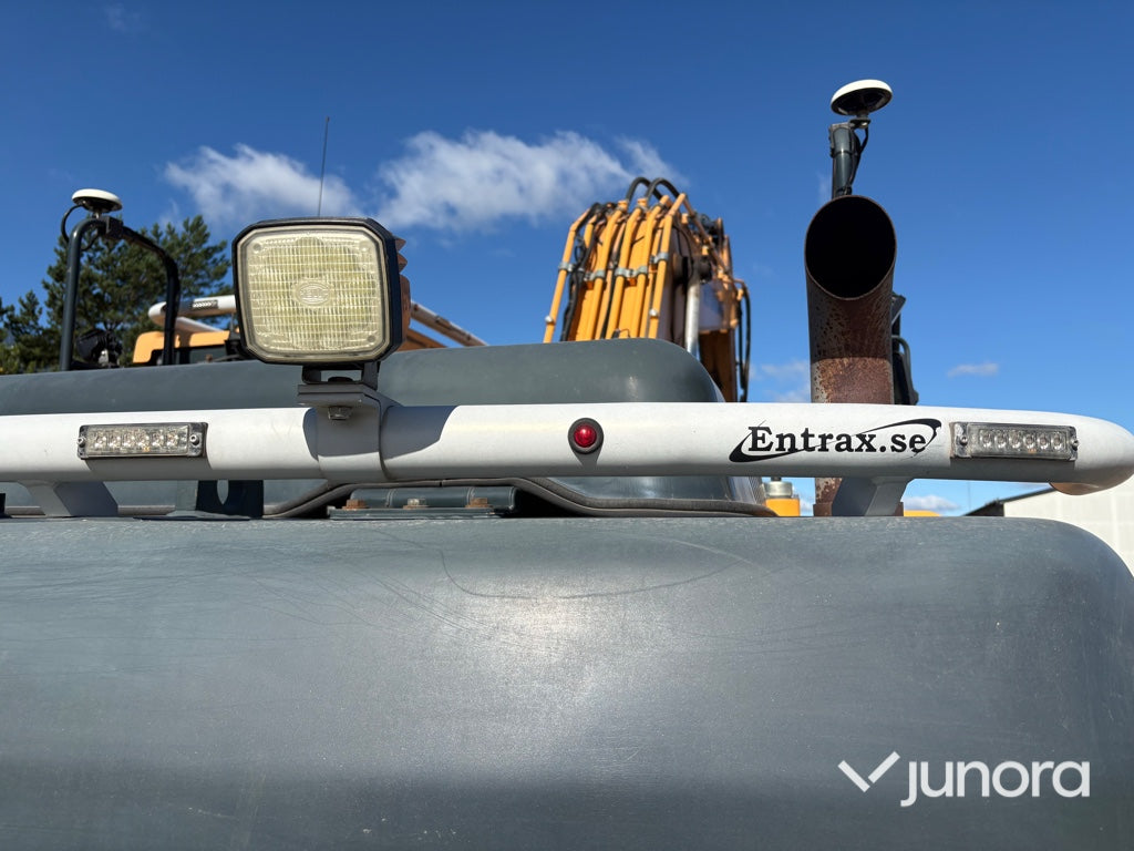 Grävmaskin Hyundai HX220L med tiltrotator och redskap