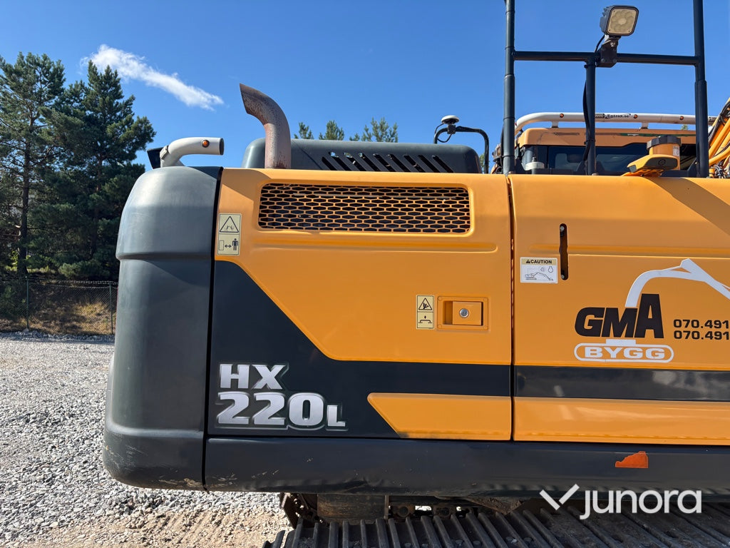 Grävmaskin Hyundai HX220L med tiltrotator och redskap