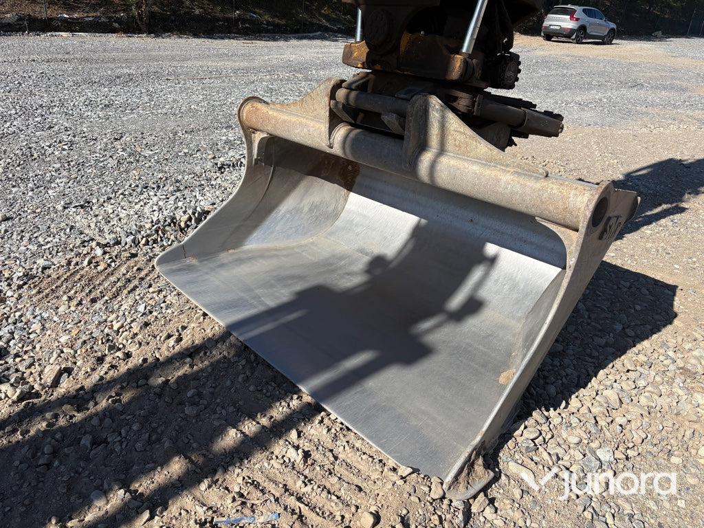 Grävmaskin Hyundai HX220L med tiltrotator och redskap