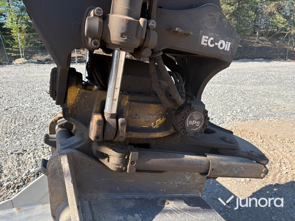 Grävmaskin Hyundai HX220L med tiltrotator och redskap