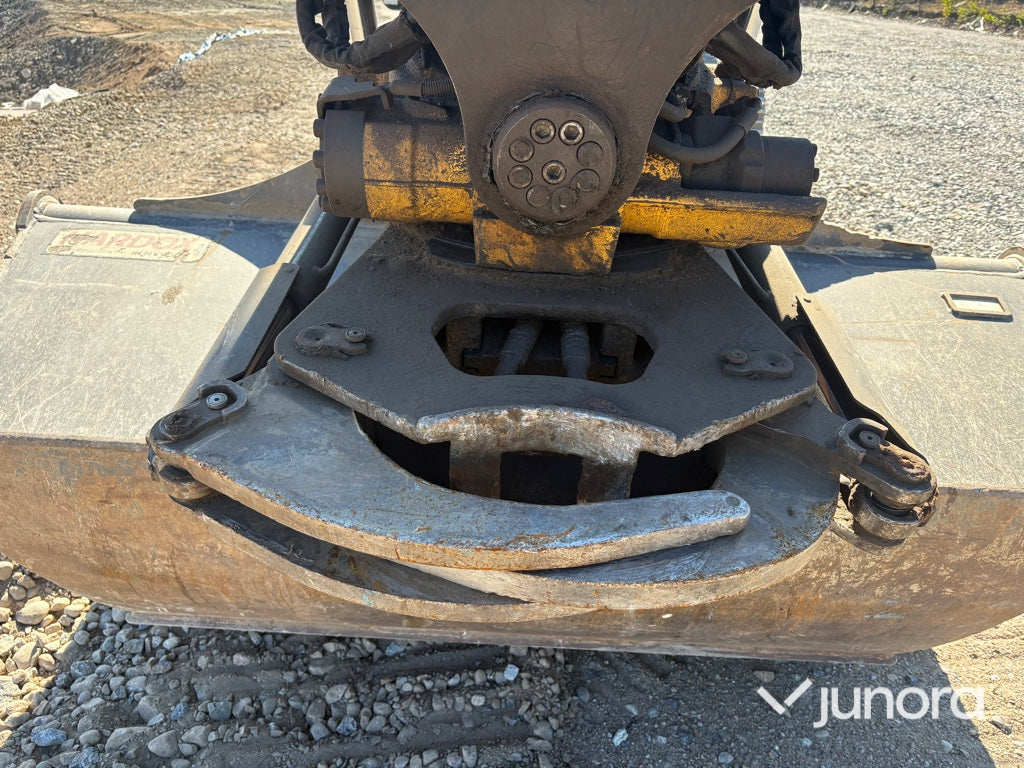 Grävmaskin Hyundai HX220L med tiltrotator och redskap