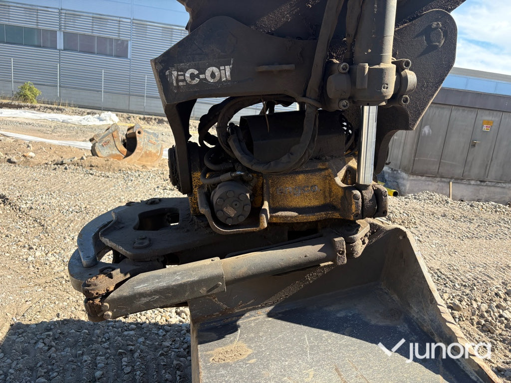 Grävmaskin Hyundai HX220L med tiltrotator och redskap