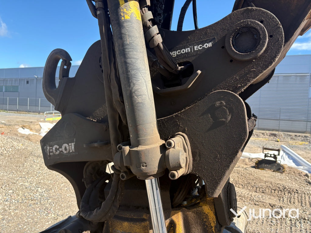 Grävmaskin Hyundai HX220L med tiltrotator och redskap
