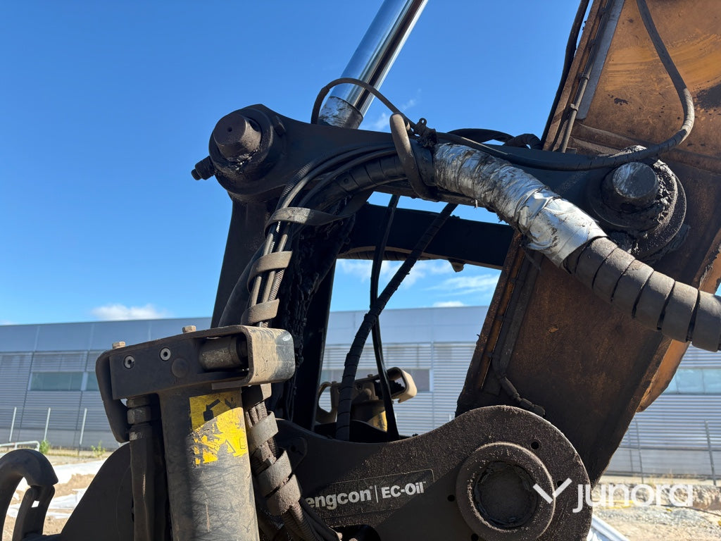 Grävmaskin Hyundai HX220L med tiltrotator och redskap