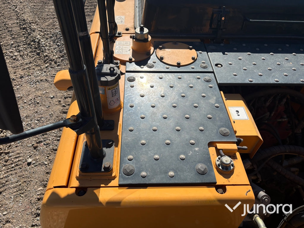 Grävmaskin Hyundai HX220L med tiltrotator och redskap