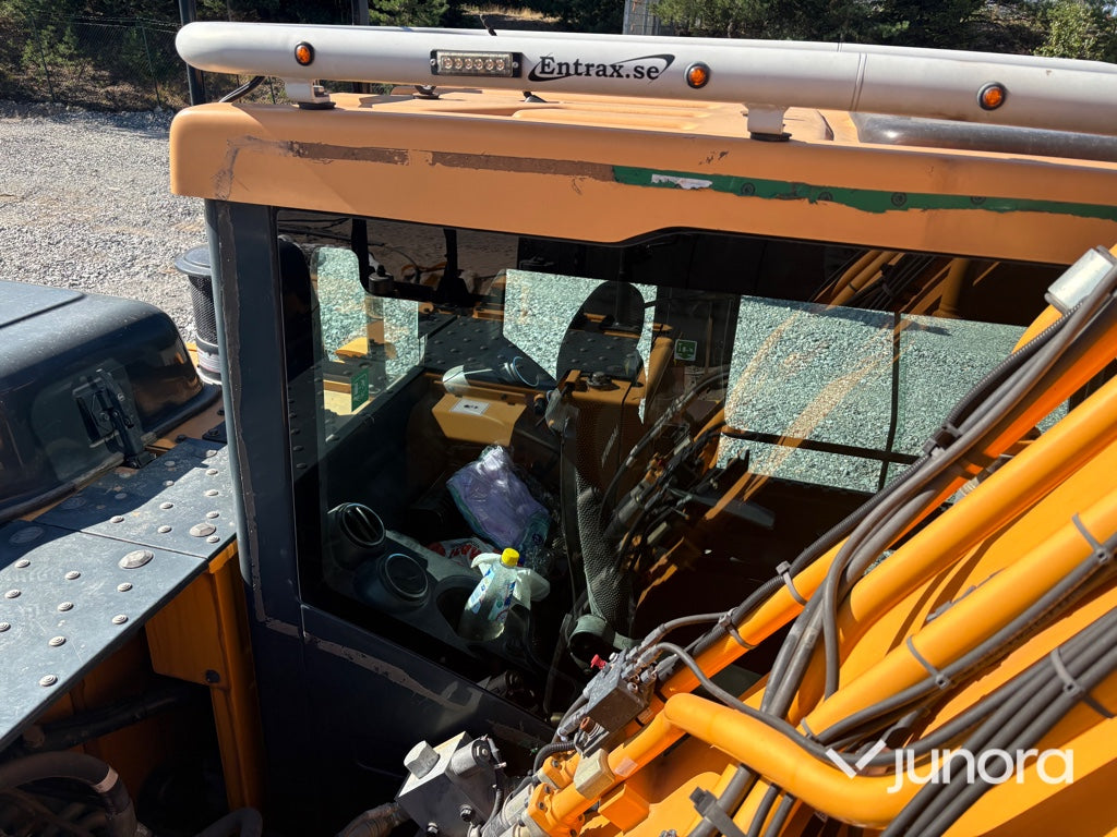 Grävmaskin Hyundai HX220L med tiltrotator och redskap
